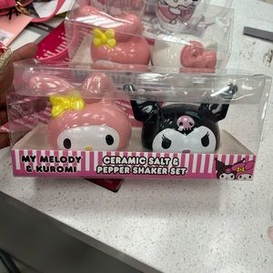 My melody salt and pepper shaker